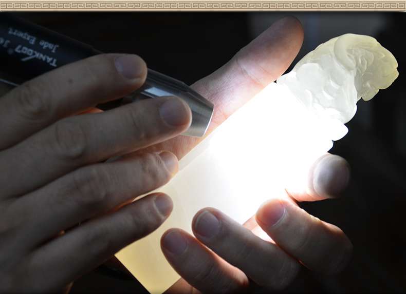 照玉強(qiáng)光手電筒不只可以鑒定琥珀，還可以鑒別各種的玉石、原石