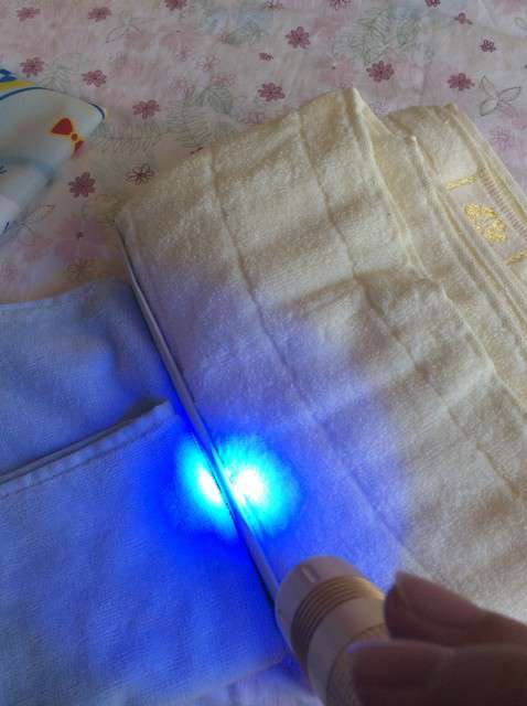  寶媽買了紫光手電，衣服上好多熒光劑，看的心慌害怕
