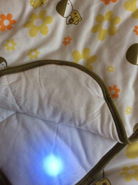  寶媽買了紫光手電，衣服上好多熒光劑，看的心慌害怕