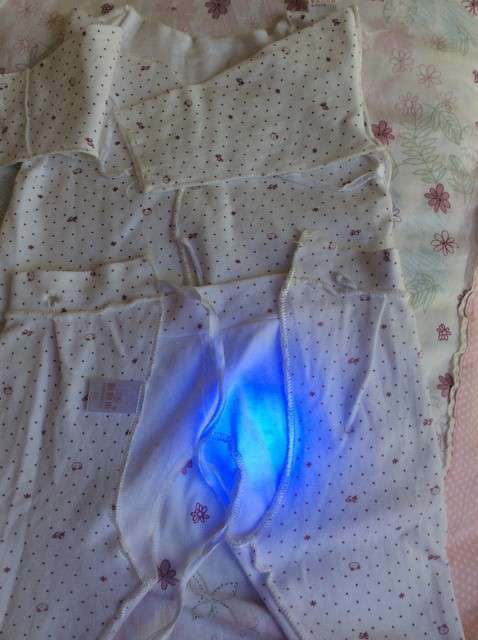  寶媽買了紫光手電，衣服上好多熒光劑，看的心慌害怕