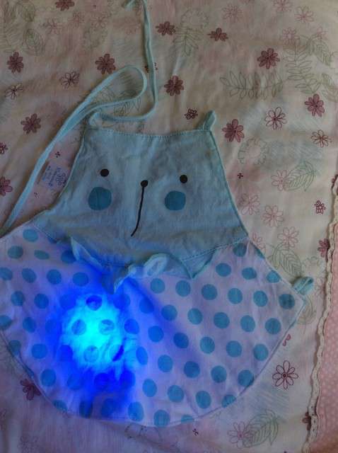  寶媽買了紫光手電，衣服上好多熒光劑，看的心慌害怕