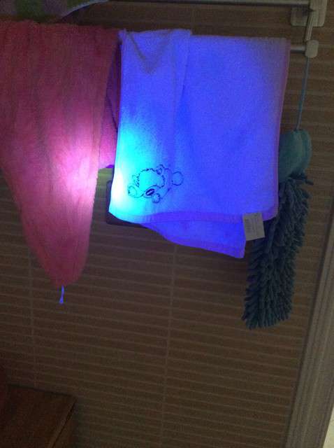  寶媽買了紫光手電，衣服上好多熒光劑，看的心慌害怕